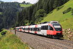 ÖBB 4024 061-3 als S3 unterwegs nach Innsbruck Hbf. Hier bei der Talfahrt kurz nach dem Bahnhof St. Jodok am Brenner. Aufgenommen am 23.07.2021