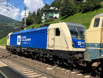 Nachschuss auf die 187 322-3 der Wiener Lokalbahnen bei einer Überstellungsfahrt einer Dieselok und einer Lokomotion 139 bei der Talfahrt Richtung Innsbruck. Aufgenommen am 20.08.2021 bei der Durchfahrt in St. Jodok am Brenner