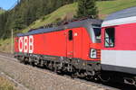 ÖBB 1293 043-6 am Zugschluss einer ROLA von Wörgl Terminal Nord nach Brennersee bei der Bergfahrt. Aufgenommen bei St. Jodok am Brenner am 09.10.2021