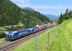 5 370 057 + 5 370 060 der PKP Cargo ziehen einen umgeleiteten Containerzug, der wegen der Pontebbana-Sperre im Sommer 2024 über den Brenner geführt wurde, bei Wolf am Brenner südwärts. (27.07.2024) 