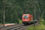 1216 018 (E190 018) bremst den Zug bei der Talfahrt. (St.Jodok am 07.07.2008)