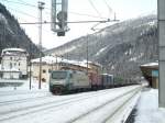 EU 43 006 hat am Nachmittag des 5.1.2006 im Bahnhof Brenner einen Gterzug bernommen.
