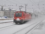 1216 022 ist mit ihrem KLV-Zug auf der Brennerbahn in Richtung Bahnhof Brenner unterwegs.Das Bild entstand am 24.1.2012 im Bahnhof Matrei am Brenner.