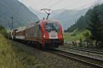ÖBB 1216 226 mit Werbung  EU AT zieht am 28.08.07 bei St. Jodok bei Regenwetter eine RoLa in Richtung Innsbruck. 