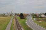 Von einer Güterwegbrücke im Ortsteil Girm von Deutschkreutz hat man Blick auf den Bahnhof von Deutschkreutz, der seit 1.7.2013 den befahrenen Endpunkt der Burgenlandbahn bildet. Eine Gleisstopfmaschine wurde direkt am Ende der befahrenen Strecke abgestellt, November 2013