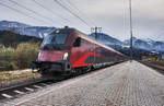 Der railjet 632 (Lienz - Wien Hbf), hält am 9.11.2016 im Bahnhof Greifenburg-Weißensee.