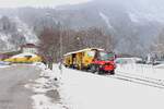 Mit einer Plasser&Theurer Stopfmaschine verschiebt am 23.12.2024 der U400 der Maschinenfabrik Liezen in der werkseigenen Anschlussbahn.