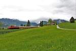 Kurz vor dem Bahnhof Admont fährt am 18.5.2023 die 1020.18 mit dem SLP14480 von Hieflau kommend in Richtung Selzthal im romantischen typisch Ennstaler Ambiente.