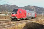 Nach der Ankunft des Messzuges im Bahnhof Kraubath stürzt (kopf machen) die 2016 922 am 18.12.2024 ihren Unkrautspritzwagen bevor die Messfahrt wieder retour nach Wald am Schoberpass fährt.