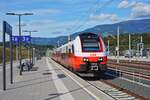 Als S-Bahn von Wolfsberg nach Klagenfurt trifft der 4746 599 am 11.09.2024 im großzügig gestalteten Bahnhof St. Paul im Lavanttal ein, im Hintergrund die Koralpe, die die Koralmbahn zukünftig im 32,8 km lange Koralmtunnel unterqueren wird