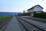 Bahnhof Weisskirchen in der Steiermark bei Km 4,35 der Lavantalerbahn bei Sonnenaufgang, Blickrichtung Zeltweg, Ende April 2013