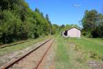 Der Bahnhof Gerichtsberg an der Leobersdorferbahn wurde im Jahr 2004 geschlossen, liegt auf einer Art Passhöhe,zwischen dem Traisental und dem Triestingtal, Blickrichtung Osten, Mai 2011