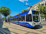 Badner Bahn Tw 512 nach Baden Josefsplatz an der Wiener Oper, 09.07.2023.