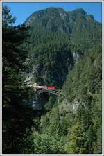 Genauso berhmt wie die Trisannabrcke ist die 66 Meter lange Brcke ber den Schlossbachgraben der Mittenwaldbahn (auch Karwendelbahn genant).