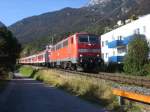 111 051-9 hat mit der R5421 den Solstein und die Martinswand hinter sich gelassen und strebt dem sonnigen Innsbruck entgegen, kurz hinter der Hst.