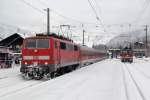 DB 111 065-1 mit 5417 (Mnchen-Innsbruck), BB 1144 239-9, Seefeld in Tirol, 29.12.2004 [Karwendelbahn]