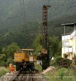 Eines Tages an der Mittenwaldbahn...II: dieses Fundament ist einmal versenkt, man vergleiche dieses mit dem Bilde I, die blaue Rhre, die offenkundig die hydraulisch betriebenen Vorrichtungen