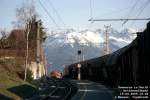 Mittenwaldbahn: 1116-117 mit ihrer Schwester begegnet mit deren gemeinsamem Gterzuge, frmlich mit einem Walde duftenden Rundholzes beladen, in Reith einem Personenzuge, der von Innsbruck kommt, mit