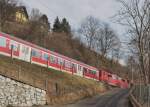 Type 111 hat ihren bunten Zug von Seefeld heruntergeleitet und passiert hier den Bahnbergang am Speckweg.