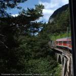 Mnchener Zug in der Martinswand, eine Kurve noch zum Tunnel An der Wand 1, im Hintergrund die Martinswand selbst.