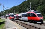 Kreuzung BB Talent 4024 072-3 als S 5450 Innsbruck - Scharnitz und BB 4024 085-5 als S 5451 Seefeld - Innsbruck, Mittenwaldbahn KBS 410 Garmisch-Partenkirchen - Innsbruck, fotografiert im Bhf.