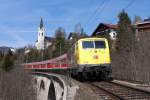 Drei Tage vor der vorbergehenden Einstellung des direkten Regionalzugverkehrs Mnchen - Innsbruck, gelang es mir die ADAC-Werbelok 111 024 vor dem bekannten Kirchenmotiv in Reith mit dem REX 5417