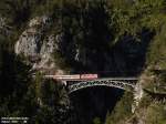 Deutsche Type 111 betritt die Brcke ber den Schlobachgraben, ber welche sie ihren Zug auf Innsbruck zu zu geleiten gedenkt.