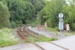 Die bereits aufgelassene Haltestelle bei Prnstein bei Km 35,6 an der Mhlkreisbahn liegt in einer scharfen 90 Grad Kurve. Die Haltestelle selbst ragt weiter auf den Brckenbereich  wegen des Platzmangels an der Stelle. Wo ich gerade stehe fhrt die Bahn in einem kurzen Tunnel weiter.Kurz nach der Haltestelle im Hintergrund berquert die Bahn auf einer Brcke den Flu Groe Mhl, September 2013 ( Die Groe Mhl selbst macht an dieser Stelle fast eine 180 Grad Wendung)