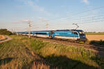 1216 235 bringt den Railjet 372  Wolfgang Amadeus Mozart  nach Prag.