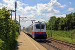 Hier ist die tschechische 380 011 mit dem EC 102 zu sehen, die gerade die S-Bahn Haltestelle Helmahof durchfährt.