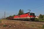 Im Bahnhof Mitterndorf-Moosbrunn stehen am Morgen des 23.5.23.5.2023 die 1144 102 und die 1144 090 mit dem DG54072 von Graz Vbf nach Wien Zvb und warten auf die Weiterfahrt.