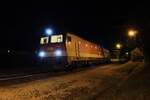 Die 1144 224 und die 1144 222 stehen am 6.4.2024 mit einem sehr sportlichen Güterzug mit zwei Wagen von Wels Vbf nach Leoben Donawitz im Bahnhof Micheldorf und warten auf die Weiterfahrt.