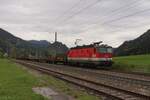 Mit einem Leerwagenzug von Wels Vbf nach Leoben Donawitz steht die 1144 220 am 22.4.2024 im Bahnhof Pießling-Vorderstoder und wartet auf die Kreuzung mit zwei Zügen.