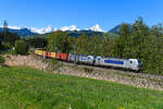 Am 27. April 2024 beförderten die 383 403 und die von Akiem angemietete 193 926 den Metrans Containerzug TEC 41165 von Dunajská Streda nach Triest. Aufgrund der baustellenbedingten Sperre der Semmeringbahn wurde die Leistung über die Pyhrnbahn umgeleitet. Am Einfahrtssignal des Bahnhofs Windischgarsten konnte ich den gut ausgelasteten Zug mit den verschneiten Bergen des Toten Gebirges im Hintergrund aufnehmen.  