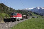 1144.240 mit Güterzug zwischen Windischgarsten und Spital am Pyhrn am 21.04.2016. Auf dem Sengsengebirge im Hintergrund liegt noch etwas Schnee.