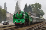 Ein Zug, den es zur Zeit der Dampfloks im Mattigtal mit Sicherheit nie gegeben hat: die CSD 486.007 (alias Grüner Anton) mit 5 grünen Schlierenwagen bei einem kurzen Stopp im Bahnhof Mattighofen. (02.10.2016)