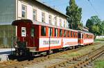 20.09.2003, Am Seebahnhof Traunsee, der Gesellschaftswagen  Traunsteinbar  ist für eine mit dem Schiff angereiste Gruppe bereitgestellt.