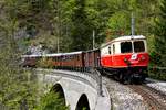 Motivvariante am Klausgrabenviadukt. Die als 1099.14 beschriftete E14 der NÖVOG hat mit ihrem aus fünf Waggons bestehenden Sonderzug gerade den großen Klausgrabentunnel verlassen und nähert sich nun in langsamer Fahrt den Fotografen (11. Mai 2019).