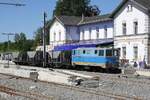 NÖVOG Infra V 10 (ex ÖBB 2095.10) mit einem Schotterwagenzug am 11.August 2024 in der Baustelle des Bahnhof Mariazell.