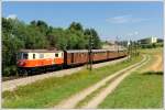 R 6811 von St. Plten Hbf. nach Mariazell war am 1.8.2010 mit 1099 001 bespannt. Die Aufnahme zeigt den Zug zw. St. Plten und Obergrafendorf. Insgesamt wurden zwischen 1911 und 1914 16 Lokomotiven dieser rund 600 PS starken Baureihe geliefert. 1959 - 1962 wurden die Lokomotiven einer Modernisierung unterzogen. Dabei wurde der Lokkasten erneuert, mit neuen Hilfsbetrieben ausgerstet, komplett neu verkabelt und mit einer Druckluftbremse ausgestattet. Das Untergestell, die Fahrmotore, die Transformatoren, der Antrieb und die Drehgestelle blieben bis heute unverndert. Die zur Zeit noch 10 betriebsbereiten Triebfahrzeuge der Baureihe 1099 sind die weltweit ltesten (Schmalspur)-Wechselstrom-Lokomotiven im planmigen Betrieb.

