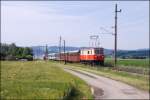 Da die 1099 004 am 03.06.2012 mit dem REX 6805 in Weinburg untauglich wurde (kaputter Bgel) musste die 1099 001 vom R 6826 die Garnitur + Lok nach Ober Grafendorf schleppen. Im Hintergrund erkennt man die rauchende 1099 004, bei der die Bremsen nicht komplett ausgelst waren. 