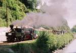 19.07.1998, Österreich, Pinzgauer Bahn, ein Sonderzug mit den Lokomotiven „Thörl“ (STMLB 6) und ÖBB 399.01 fährt in Richtung Krimml.