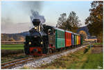 764.411R fährt mit dem berühmten  Stainzer Flascherlzug  von Preding nach Stainz, geknipst nahe Neudorf bei Stainz.  
29.10.2016