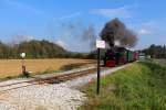 Wohlsdorf bei Preding Wieselsdorf am 12.Oktober 2014. 764.411R dampft mit dem Flascherlzug ums Eck. Einst war diese Betriebsstelle zur abwicklung der einfahrt in den Bahnhof Preding Wieselsdorf an der Wieserbahn Maßgeblich. Eine Schutzweiche und das letzte  Distanzsignal  dienten zur Absicherung des Fahrweges für die Graz Köflacher Eisenbahn. Die damals als Vierschienengleis ausgeführte Trasse wurde allerdings nach Einstellung des Güterverkehrs rückgebaut. Erst 2001 rollte der Flascherlzug auf einem Parallelgleis wieder in den Bahnof Preding ein. 