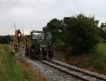 Dem Grünzeug ging es in den letzten Tagen an den Leib auf der Stainzer Lokalbahn. Durch den 2-Wege Traktor Marke Eigenbau wurde die Böschung gemäht und Büsche zurück geschnitten. Hier zu sehen in Herbersdorf am 15.06.2015