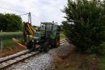 Lange Jahre musste die Vegetation entlang der Stainzer Lokalbahn mühevoll von einem Niederflurwagen aus geschnitten werden. Erst seit einigen Jahren gibt es diesen 2-Wege Traktor der Mühelos dem Grünzeug Einhalt gebietet. Herbersdorf am 15.06.2015