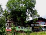  Bregenzerwaldbahnimpressionen  entdeckt bei einem Spaziergang in EGG; sozusagen 1:1 Nachbildung der Wälderbahn in einem idylischem Garten; 130610