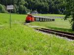 Wenige hundert Meter vor ihrem Ziel- und zugleich Endbahnhof zieht am 03.06.2012 die Diesellok 2091.08 (Baujahr 1940) die Wagen der Bregenzerwaldbahn die Steigung zum Bahnhof Schwarzenberg hinauf.