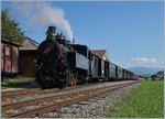 Die BWB Uh 102 und ihr langer Museumsbahnzug stehen im Bahnhof Schwarzenberg für die Rückfahrt nach Bezau bereit.