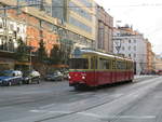 Tw. 86 der Stubaitalbahn (Duewag, ex Hagen, Mittelteil ex Bielefeld) in der Museumstraße in Innsbruck. Bald schon sollten die alten Fahrzeuge vollständig durch Flexity Outlook ersetzt sein. Aufgenommen 22.10.2008.